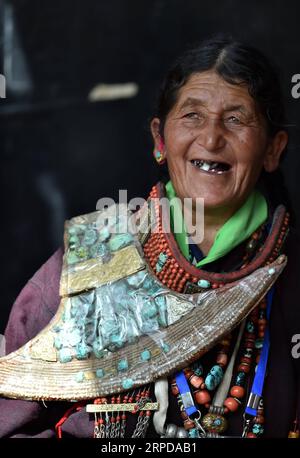 (190728) -- LHASA, 28. Juli 2019 -- eine ältere Frau trägt Burang-Kleidung im Burang County von Ali, südwestchinesische Autonome Region Tibet, 22. Juli 2019. Burang Kleidung, die traditionell in Burang County of Ali getragen wird, hat eine Geschichte von mehr als 1.000 Jahren. Ein Anzug kann etwa 25 kg wiegen, da er mit Gold, Silber, Perlen und anderen Juwelen verziert ist. ) CHINA-TIBET-ALI-BURANG CLOTHES (CN) CHOGO PUBLICATIONXNOTXINXCHN Stockfoto