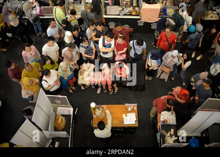 (190728) -- KUALA LUMPUR, 28. Juli 2019 -- Besucher beobachten, wie eine Katze bei einem Wettbewerb der National MEOW Championship 2019 in Kuala Lumpur, Malaysia, 28. Juli 2019 beurteilt wird. ) MALAYSIA-KUALA LUMPUR-NATIONALE MEOW-MEISTERSCHAFT CHONGXVOONXCHUNG PUBLICATIONXNOTXINXCHN Stockfoto