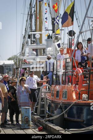 (190728) -- RICHMOND (KANADA), 28. Juli 2019 (Xinhua) -- Menschen besuchen Schiffe während des 16. Jährlichen Richmond Maritime Festival in Richmond, Kanada, 28. Juli 2019. Das Richmond Maritime Festival, ein fest des maritimen Erbes und der Geschichte Kanadas, bot Schiffsausstellungen, Besichtigungen historischer Stätten und Aufführungen und zog Tausende von Besuchern an. (Foto: Liang Sen/Xinhua) CANADA-RICHMOND-MARITIME FESTIVAL PUBLICATIONxNOTxINxCHN Stockfoto