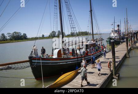 (190728) -- RICHMOND (KANADA), 28. Juli 2019 (Xinhua) -- Menschen besuchen große Schiffe während des 16. Jährlichen Richmond Maritime Festival in Richmond, Kanada, 28. Juli 2019. Das Richmond Maritime Festival, ein fest des maritimen Erbes und der Geschichte Kanadas, bot Schiffsausstellungen, Besichtigungen historischer Stätten und Aufführungen und zog Tausende von Besuchern an. (Foto: Liang Sen/Xinhua) CANADA-RICHMOND-MARITIME FESTIVAL PUBLICATIONxNOTxINxCHN Stockfoto