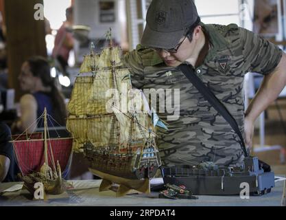 (190728) -- RICHMOND (KANADA), 28. Juli 2019 (Xinhua) -- Ein Besucher sieht ein Segelboot Modell während des 16. Jährlichen Richmond Maritime Festival in Richmond, Kanada, 28. Juli 2019. Das Richmond Maritime Festival, ein fest des maritimen Erbes und der Geschichte Kanadas, bot Schiffsausstellungen, Besichtigungen historischer Stätten und Aufführungen und zog Tausende von Besuchern an. (Foto: Liang Sen/Xinhua) CANADA-RICHMOND-MARITIME FESTIVAL PUBLICATIONxNOTxINxCHN Stockfoto