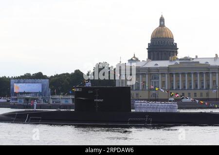 (190728) -- ST. PETERSBURG, 28. Juli 2019 -- das russische U-Boot Kronstadt wird während der jährlichen Parade des Landes am Tag der Marine auf der Newa in St. PETERSBURG gesehen Petersburg, Russland, 28. Juli 2019. ) RUSSLAND-ST. PETERSBURG-NAVY DAY LuxJinbo PUBLICATIONxNOTxINxCHN Stockfoto