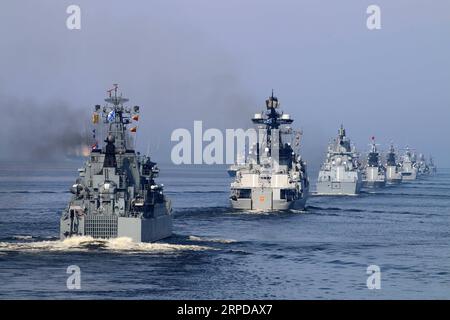 (190728) -- ST. PETERSBURG, 28. Juli 2019 – Russische Kriegsschiffe werden während der jährlichen Marineparade in Kronstadt in St. PETERSBURG gesehen Petersburg, Russland, 28. Juli 2019. ) RUSSLAND-ST. PETERSBURG-NAVY DAY LinxJian PUBLICATIONxNOTxINxCHN Stockfoto