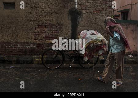 (190728) -- KOLKATA, 28. Juli 2019 (Xinhua) -- Ein Mann geht bei starkem Regen in Kolkata, Indien, am 28. Juli 2019. Indien hat derzeit seine Monsunsaison, die bis September dauern wird. (Xinhua/Tumpa MONDAL) INDIEN-KOLKATA-MONSUN REGEN PUBLICATIONxNOTxINxCHN Stockfoto