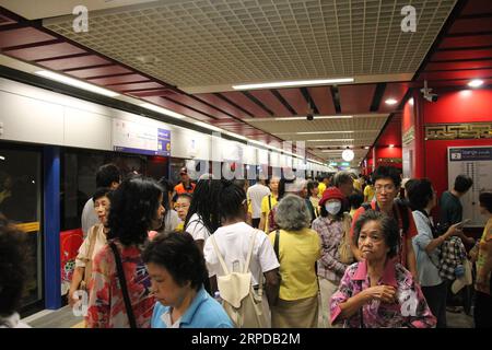 (190729) -- BANGKOK, 29. Juli 2019 -- Passagiere besuchen den Bahnhof Wat Mangkon entlang des neuen Streckenabschnitts der MRT Blue Line in Bangkok, Thailand, 29. Juli 2019. Das Bahnsystem MRT Blue Line in Bangkok startete seit Montag eine zweimonatige Probefahrt auf einer neuen Strecke, bei der Pendler kostenlos zu den berühmten Touristenattraktionen der Stadt wie Chinatown, dem Großen Palast und dem Tempel des liegenden Buddha fahren können. ) THAILAND-BANGKOK-METRO-OPEN YangxZhou PUBLICATIONxNOTxINxCHN Stockfoto