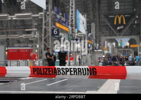 News Bilder des Tages (190729) -- FRANKFURT, 29. Juli 2019 -- Lokalpolizei sperrt einen Teil des Frankfurter Hauptbahnhofs in Frankfurt, 29. Juli 2019. Ein 8-jähriger Junge wurde von einem fahrenden Zug getötet, nachdem er und seine Mutter am Montagmorgen am Frankfurter Hauptbahnhof von einem Mann auf die Gleise geschoben worden sein sollen. Die Mutter des Jungen konnte sich kaum retten und wurde ins Krankenhaus gebracht, zitierte die deutsche Presse Bild die örtliche Polizei. Der Verdächtige wurde verhaftet, nachdem er in der Station erwischt wurde. DEUTSCHLAND-FRANKFURT-BAHNSTEIG-TOD ShenxZhonghao PUBLICATIONxNOTxINxCHN Stockfoto