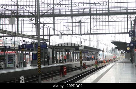 News Bilder des Tages (190729) -- FRANKFURT, 29. Juli 2019 -- Lokalpolizei ermittelt am Frankfurter Hauptbahnhof in Frankfurt, 29. Juli 2019. Ein 8-jähriger Junge wurde von einem fahrenden Zug getötet, nachdem er und seine Mutter am Montagmorgen am Frankfurter Hauptbahnhof von einem Mann auf die Gleise geschoben worden sein sollen. Die Mutter des Jungen konnte sich kaum retten und wurde ins Krankenhaus gebracht, zitierte die deutsche Presse Bild die örtliche Polizei. Der Verdächtige wurde verhaftet, nachdem er in der Station erwischt wurde. DEUTSCHLAND-FRANKFURT-BAHNSTEIG-TOD ShenxZhonghao PUBLICATIONxNOTxINxCHN Stockfoto