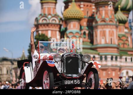 (190730) -- PEKING, 30. Juli 2019 -- ein alter Austin-Wagen fährt während des GUMMIRALLYE-Rennens in Moskau, Russland, 28. Juli 2019 durch das Starttor. ) XINHUA FOTOS DES TAGES EvgenyxSinitsyn PUBLICATIONxNOTxINxCHN Stockfoto