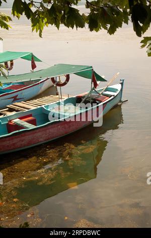 Hölzerne Fischerboote warten am Ulubat oder Uluabat Lake in Bursa, Türkei, Juni 25 2023 Stockfoto