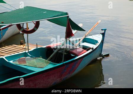 Hölzerne Fischerboote warten am Ulubat oder Uluabat Lake in Bursa, Türkei, Juni 25 2023 Stockfoto