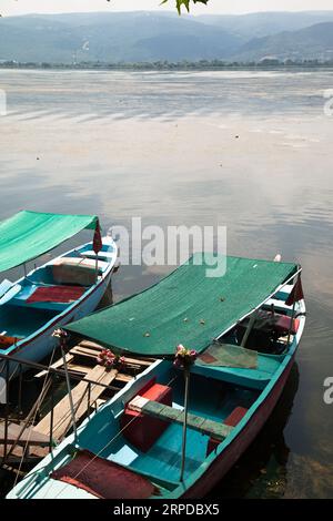 Hölzerne Fischerboote warten am Ulubat oder Uluabat Lake in Bursa, Türkei, Juni 25 2023 Stockfoto