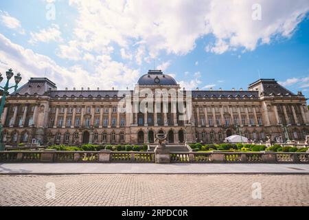 (190730) -- BRÜSSEL, 30. Juli 2019 -- Foto vom 30. Juli 2019 zeigt einen Außenblick auf den Brüsseler Königspalast in Brüssel, Belgien. Der Königliche Palast von Brüssel ist der Verwaltungssitz und Hauptarbeitsplatz des belgischen Königs. Seit 1965 ist es Tradition, den Brüsseler Palast jeden Sommer der Öffentlichkeit zugänglich zu machen. Vom 23. Juli bis zum 25. August dieses Jahres kann der Palast außer montags kostenlos besucht werden. ) BELGIEN-BRÜSSEL-KÖNIGSPALAST-SOMMERERÖFFNUNG ZHANGXCHENG PUBLICATIONXNOTXINXCHN Stockfoto