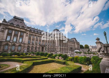 (190730) -- BRÜSSEL, 30. Juli 2019 -- Foto vom 30. Juli 2019 zeigt einen Außenblick auf den Brüsseler Königspalast in Brüssel, Belgien. Der Königliche Palast von Brüssel ist der Verwaltungssitz und Hauptarbeitsplatz des belgischen Königs. Seit 1965 ist es Tradition, den Brüsseler Palast jeden Sommer der Öffentlichkeit zugänglich zu machen. Vom 23. Juli bis zum 25. August dieses Jahres kann der Palast außer montags kostenlos besucht werden. ) BELGIEN-BRÜSSEL-KÖNIGSPALAST-SOMMERERÖFFNUNG ZHANGXCHENG PUBLICATIONXNOTXINXCHN Stockfoto