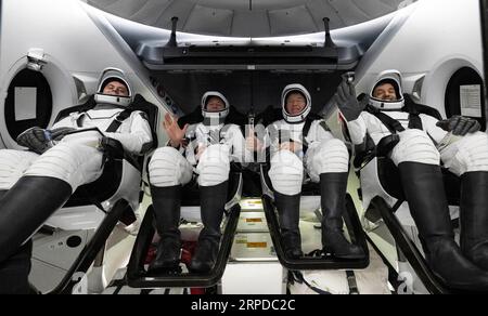Atlantik. September 2023. Roscosmos-Kosmonaut Andrey Fedyaev, links, NASA-Astronaut Warren „Woody' Hoburg, zweiter von links, NASA-Astronaut Stephen Bowen, zweiter von rechts, und Sultan Alneyadi (Vereinigte Arabische Emirate), rechts, sind in der Raumsonde SpaceX Dragon Endeavour AN Bord des SpaceX-Rückgewinnungsschiffs MEGAN zu sehen, kurz nachdem er am Montag, den 4. September 2023, im Atlantik vor der Küste von Jacksonville, Florida, gelandet war. Quelle: MediaPunch Inc/Alamy Live News Stockfoto