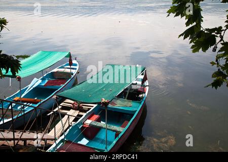 Hölzerne Fischerboote warten am Ulubat oder Uluabat Lake in Bursa, Türkei, Juni 25 2023 Stockfoto