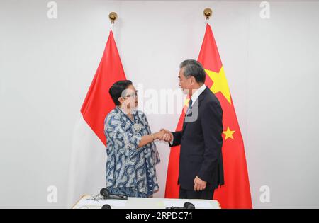 (190730) -- BANGKOK, 30. Juli 2019 -- der chinesische Staatsrat und Außenminister Wang Yi (R) trifft sich am 30. Juli 2019 in Bangkok, Thailand, mit dem indonesischen Außenminister Retno Marsudi. ) THAILAND-BANGKOK-CHINA-INDONESIA-FM-MEET ZHANGXKEREN PUBLICATIONXNOTXINXCHN Stockfoto