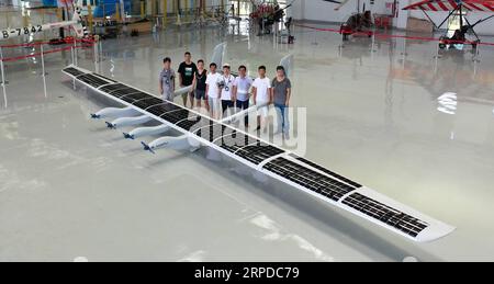 (190730) -- SHANGHAI, 30. Juli 2019 (Xinhua) -- Mitarbeiter posieren für ein Foto mit MOZI 2 solarbetriebenen unbemannten Flugzeugen am 27. Juli 2019. Nach zwei Jahren der Forschung und Entwicklung, die MOZI 2 Solar-betriebene unbemannte Flugzeuge, mit unabhängigen geistigen Eigentumsrechten, erfolgreich ihren Jungfernflug auf Moganshan Flughafen in Deqing, Ost-China Provinz Zhejiang am Juli 27, nach Angaben des Herstellers OXAI Aircraft Co., Ltd. Am Dienstag. (Oxai Aircraft/Handout via Xinhua) CHINA-ZHEJIANG-MOZI 2-SOLAR POWER-UAV-MAIDEN FLIGHT (CN) PUBLICATIONxNOTxINxCHN Stockfoto
