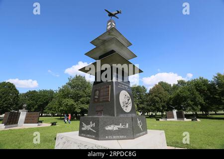 (190730) -- NEW YORK, 30. Juli 2019 -- das Foto vom 24. Juli 2019 zeigt das Denkmal für die fliegenden Tiger im Gedenkpark des National Museum of the U.S. Air Force in Dayton, Ohio, USA. Die Flying Tigers, ein US-Luftwaffengeschwader aus Piloten des United States Army Air Corps, der Navy und des Marine Corps, halfen den Chinesen im Zweiten Weltkrieg, japanische Invasoren zu bekämpfen Das National Museum of the U.S. Air Force zeigt mehr als 360 Flugzeuge und Tausende von historischen Gegenständen, die Geschichte zum Leben erwecken. In der Galerie des Zweiten Weltkriegs zeigen viele Exponate einen unvergesslichen Teil Stockfoto