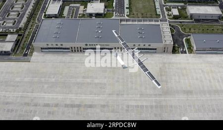 (190730) -- SHANGHAI, 30. Juli 2019 (Xinhua) -- Foto aufgenommen am 27. Juli 2019 zeigt MOZI 2 solarbetriebene Flugzeuge fliegen in den Himmel. Nach zwei Jahren der Forschung und Entwicklung, die MOZI 2 Solar-betriebene unbemannte Flugzeuge, mit unabhängigen geistigen Eigentumsrechten, erfolgreich ihren Jungfernflug auf Moganshan Flughafen in Deqing, Ost-China Provinz Zhejiang am Juli 27, nach Angaben des Herstellers OXAI Aircraft Co., Ltd. Am Dienstag. (Oxai Aircraft/Handout via Xinhua) CHINA-ZHEJIANG-MOZI 2-SOLAR POWER-UAV-MAIDEN FLIGHT (CN) PUBLICATIONxNOTxINxCHN Stockfoto