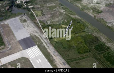 (190730) -- SHANGHAI, 30. Juli 2019 (Xinhua) -- Foto aufgenommen am 27. Juli 2019 zeigt MOZI 2 solarbetriebene Flugzeuge fliegen in den Himmel. Nach zwei Jahren der Forschung und Entwicklung, die MOZI 2 Solar-betriebene unbemannte Flugzeuge, mit unabhängigen geistigen Eigentumsrechten, erfolgreich ihren Jungfernflug auf Moganshan Flughafen in Deqing, Ost-China Provinz Zhejiang am Juli 27, nach Angaben des Herstellers OXAI Aircraft Co., Ltd. Am Dienstag. (Oxai Aircraft/Handout via Xinhua) CHINA-ZHEJIANG-MOZI 2-SOLAR POWER-UAV-MAIDEN FLIGHT (CN) PUBLICATIONxNOTxINxCHN Stockfoto