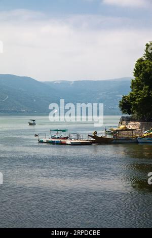 Ulubat oder Uluabat Lake Golyazi Umgebung in Bursa, Türkei, wundervolle natürliche Seeblick, Juni 25 2023 Stockfoto