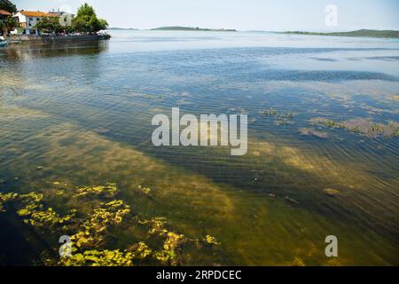 Ulubat oder Uluabat Lake Golyazi Umgebung in Bursa, Türkei, wundervolle natürliche Seeblick, Juni 25 2023 Stockfoto