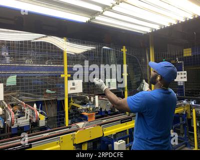 (190731) -- DAYTON, 31. Juli 2019 (Xinhua) -- Ein Arbeiter überprüft das Aussehen von Glas in der Fabrik des Glasherstellers Fuyao in Dayton, Ohio, USA, 27. Juli 2019. Als der chinesische führende Automobilglashersteller Fuyao vor fünf Jahren den Standort des ehemaligen General Motors-Werks in Dayton, Ohio, übernahm, jubelte die lokale Gemeinde dem möglichen Aufschwung zu, der die Revitalisierungsbemühungen der Rostgürtelstadt noch verstärken könnte. Im Jahr 2014 erwarb Fuyao ein ehemaliges Werk von General Motors in Moraine, einer Stadt im Bundesstaat Ohio, und verwandelte den Veranstaltungsort, der während der Finanzkrise von 2008 geschlossen wurde, in ein Gebäude Stockfoto