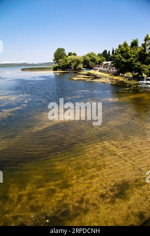 Ulubat oder Uluabat Lake Golyazi Umgebung in Bursa, Türkei, wundervolle natürliche Seeblick, Juni 25 2023 Stockfoto