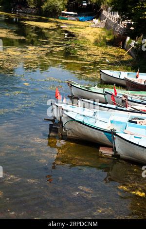 Hölzerne Fischerboote warten am Ulubat oder Uluabat Lake in Bursa, Türkei, Juni 25 2023 Stockfoto