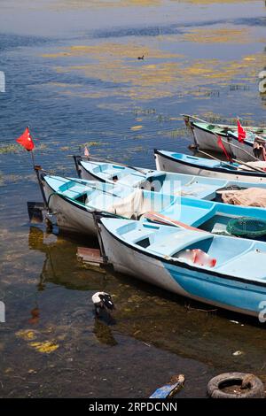 Hölzerne Fischerboote warten am Ulubat oder Uluabat Lake in Bursa, Türkei, Juni 25 2023 Stockfoto