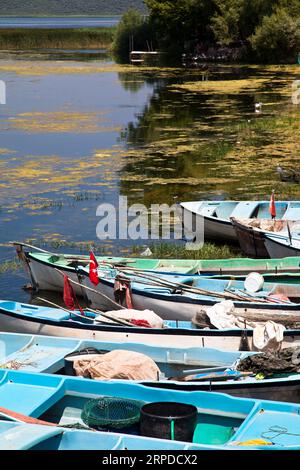 Hölzerne Fischerboote warten am Ulubat oder Uluabat Lake in Bursa, Türkei, Juni 25 2023 Stockfoto