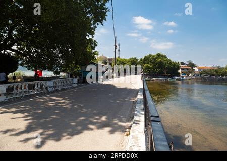 Ulubat oder Uluabat Lake Golyazi Umgebung in Bursa, Türkei, wundervolle natürliche Seeblick, Juni 25 2023 Stockfoto