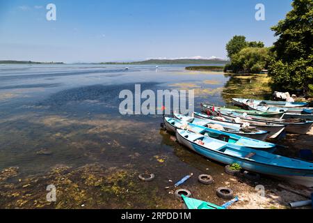 Hölzerne Fischerboote warten am Ulubat oder Uluabat Lake in Bursa, Türkei, Juni 25 2023 Stockfoto