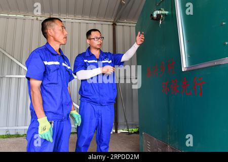 (190731) -- CHIFENG, 31. Juli 2019 -- der Techniker Wang Chenglong (R) zeigt dem Dorfbewohner Zhang Yukui im Dorf Xiaomiaozi der Gemeinde Damiao in der Stadt Chifeng, Nordchina, Autonome Region Innere Mongolei, 16. Juli 2019. ) CHINA-INNERE MONGOLEI-LANDSCHAFT-MÜLLTRENNUNG LIUXLEI PUBLICATIONXNOTXINXCHN Stockfoto