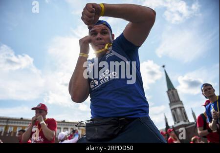 (190731) -- PEKING, 31. Juli 2019 -- Menschen nehmen an der öffentlichen Boxpraxis in Moskau, Russland, am 21. Juli 2019 Teil. Mehr als 4.000 Teilnehmer nahmen an einem Boxtraining während des 3. Internationalen Boxtages am Roten Platz Teil, um den Guinness-Weltrekord für das Massenkampf-Boxtraining zu brechen. ) Portraits von Juli 2019 EvgenyxSinitsyn PUBLICATIONxNOTxINxCHN Stockfoto