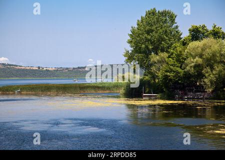 Ulubat oder Uluabat Lake Golyazi Umgebung in Bursa, Türkei, wundervolle natürliche Seeblick, Juni 25 2023 Stockfoto