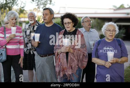 (190731) -- SAN FRANCISCO, 31. Juli 2019 -- Menschen halten Kerzen, während sie um die Opfer eines Knoblauchfests trauern, der in San Jose, Kalifornien, USA, am 30. Juli 2019 verübt wurde. Ein sechsjähriger Junge und ein 13-jähriges Mädchen gehörten zu den drei Opfern, die bei einer Schießerei auf einem jährlichen Knoblauchfest in Gilroy City, Nordkalifornien, getötet wurden, sagte der Polizeichef von Gilroy, Scot Smithee, Montag. Der Polizeichef aktualisierte die Gesamtzahl der Verletzungen auf 12, die die Schießerei beim jährlichen Gilroy Garlic Festival überlebten. Die Verletzungen wurden zuvor am Sonntag um 15 Uhr begangen. (Foto: /Xinhua) U Stockfoto