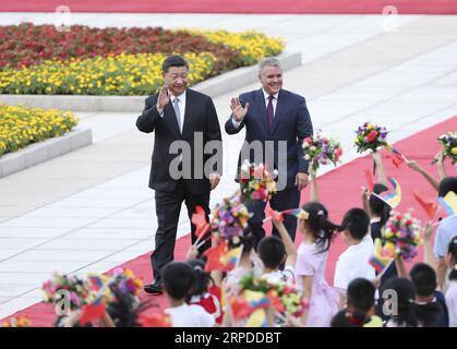 (190731) -- PEKING, 31. Juli 2019 -- der chinesische Präsident Xi Jinping (L) hält eine Begrüßungszeremonie für den Besuch des kolumbianischen Präsidenten Ivan Duque Marquez vor ihren Gesprächen in der Großen Halle des Volkes in Peking, der Hauptstadt Chinas, am 31. Juli 2019 ab. ) CHINA-PEKING-XI JINPING-KOLUMBIANISCHE PRÄSIDENT-GESPRÄCHE (CN) DINGXHAITAO PUBLICATIONXNOTXINXCHN Stockfoto