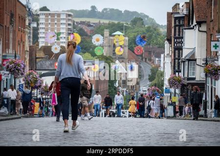 GUILDFORD, SURREY, GROSSBRITANNIEN - 31. AUGUST 2023: Guildford High Street und Guild Hall - eine gepflasterte Straße mit Geschäften in der malerischen historischen Stadt Stockfoto