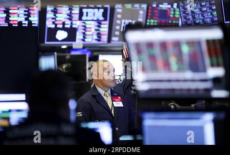 (190731) -- NEW YORK, 31. Juli 2019 -- Ein Händler arbeitet an der New Yorker Börse in New York, USA, 31. Juli 2019. Die US-Aktien endeten am Mittwoch niedriger. Der Dow sank um 1,23 Prozent auf 26.864.27, der S&P 500 um 1,09 Prozent auf 2.980,38 und der Nasdaq um 1,19 Prozent auf 8.175,42. ) U.S.-NEW YORK-STOCKS WangxYing PUBLICATIONxNOTxINxCHN Stockfoto