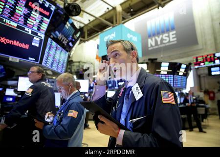 (190731) -- NEW YORK, 31. Juli 2019 -- Händler arbeiten an der New Yorker Börse in New York, USA, 31. Juli 2019. Die US-Aktien endeten am Mittwoch niedriger. Der Dow sank um 1,23 Prozent auf 26.864.27, der S&P 500 um 1,09 Prozent auf 2.980,38 und der Nasdaq um 1,19 Prozent auf 8.175,42. ) U.S.-NEW YORK-STOCKS WangxYing PUBLICATIONxNOTxINxCHN Stockfoto