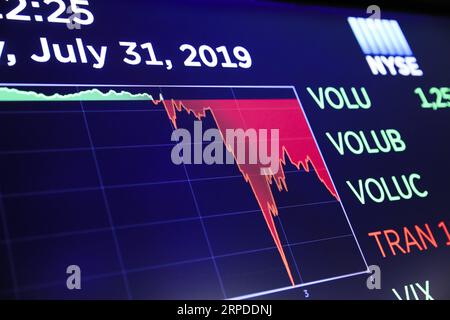 (190731) -- NEW YORK, 31. Juli 2019 -- Handelsinformationen werden auf einem elektronischen Bildschirm an der New York Stock Exchange in New York, USA, 31. Juli 2019 angezeigt. Die US-Aktien endeten am Mittwoch niedriger. Der Dow sank um 1,23 Prozent auf 26.864.27, der S&P 500 um 1,09 Prozent auf 2.980,38 und der Nasdaq um 1,19 Prozent auf 8.175,42. ) U.S.-NEW YORK-STOCKS WangxYing PUBLICATIONxNOTxINxCHN Stockfoto