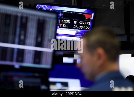 (190731) -- NEW YORK, 31. Juli 2019 -- Handelsinformationen werden auf einem elektronischen Bildschirm an der New York Stock Exchange in New York, USA, 31. Juli 2019 angezeigt. Die US-Aktien endeten am Mittwoch niedriger. Der Dow sank um 1,23 Prozent auf 26.864.27, der S&P 500 um 1,09 Prozent auf 2.980,38 und der Nasdaq um 1,19 Prozent auf 8.175,42. ) U.S.-NEW YORK-STOCKS WangxYing PUBLICATIONxNOTxINxCHN Stockfoto