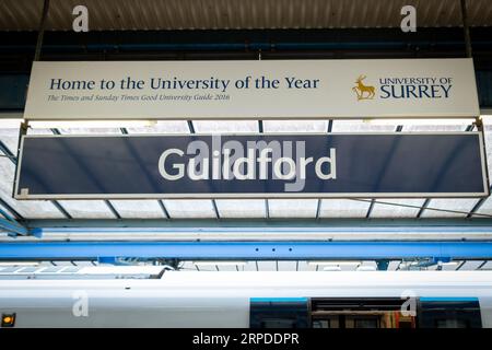 GUILDFORD, SURREY, Großbritannien – 31. AUGUST 2023: Bahnhof Guildford – Bahnsteigschild Stockfoto