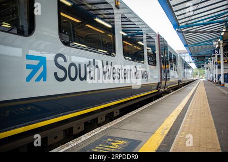 GUILDFORD, SURREY, Großbritannien – 31. AUGUST 2023: South Western Railway Train auf Bahnsteig am Bahnhof Guildford – Surrey Train Station auf dem Portsmouth Direct Li Stockfoto