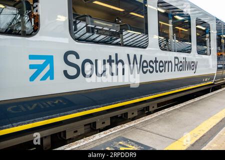 GUILDFORD, SURREY, Großbritannien – 31. AUGUST 2023: South Western Railway Train auf Bahnsteig am Bahnhof Guildford – Surrey Train Station auf dem Portsmouth Direct Li Stockfoto