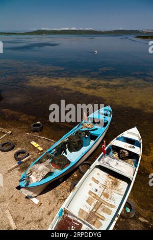 Hölzerne Fischerboote warten am Ulubat oder Uluabat Lake in Bursa, Türkei, Juni 25 2023 Stockfoto