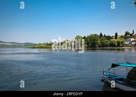 Ulubat oder Uluabat Lake Golyazi Umgebung in Bursa, Türkei, wundervolle natürliche Seeblick, Juni 25 2023 Stockfoto