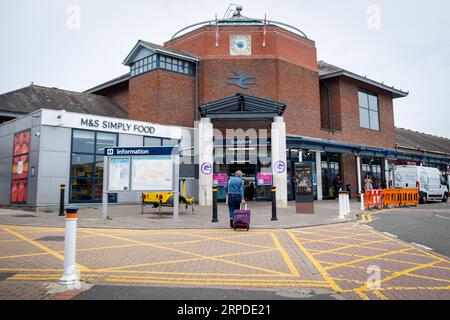 GUILDFORD, SURREY, Großbritannien: 31. AUGUST 2023: Guildford Railway Station Building – Bahnhof am Rande des Stadtzentrums von Guildford Stockfoto