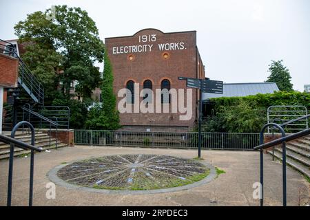 GUILDFORD, SURREY, Großbritannien – 31. AUGUST 2023: Das alte Gebäude der Elektrizitätswerke im Stadtzentrum von Guildford Stockfoto